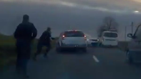 Řidič na pervitinu ujížděl s dítětem v autě, policisté museli uskočit